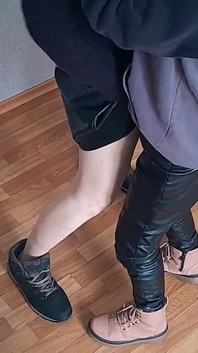 Dvě hetero přítelkyně poprvé vyzkouší lesbický sex a milují to