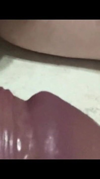 Sezy crossdresser dengan lingerie seksi dan stoking transparan dan sepatu hak tinggi lagi asik ngentot memeknya seperti waria trans