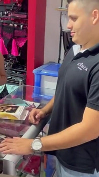 Adik tiri bertiga lesbian dengan abang tirinya yang berusia 18 tahun semasa ibu bapanya tiada di rumah!