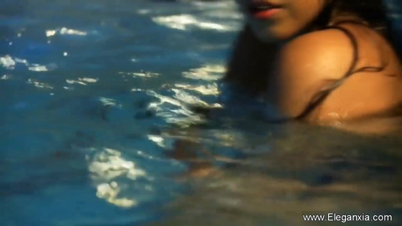 Eleganxia: Une belle indienne exhibe son corps parfait dans la nature