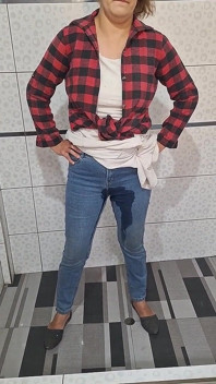 오줌으로 젖은 청바지