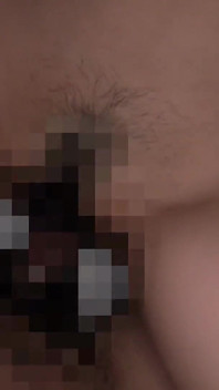 Beleza de cabelos pretos de cabelos compridos: uma beleza esbelta é fodida por um pau enorme e goza repetidamente durante um encontro secreto