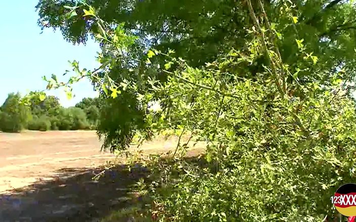 123XXX - Fucked Amateurs in Germany!: Пишна повія Ешлі Дарк трахається на узбіччі дороги
