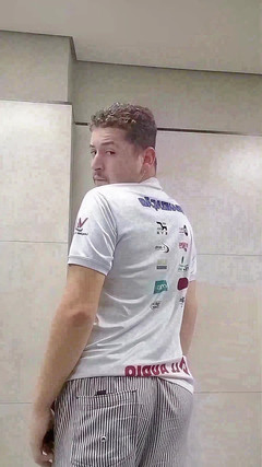 Marcosninfo: 我差点被那个在公共厕所炫耀的义警抓住