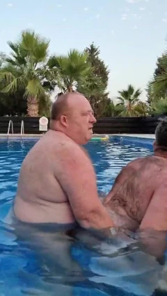 Tati îl fute pe băiat în piscină