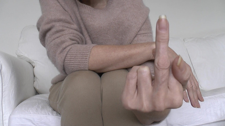 Lady Victoria Valente: Tangan dan kuku yang cantik dan elegan yang disampaikan oleh...