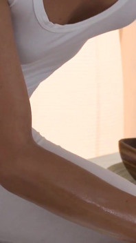 Heiße lesbische schätzchen genießen aromatische Öl