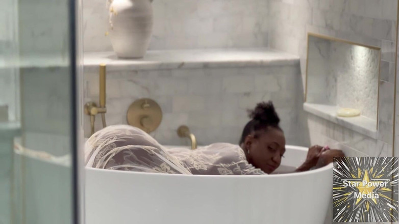 Star Power Media: Sultry Soak: trêu chọc trong bồn tắm nghịch ngợm của...