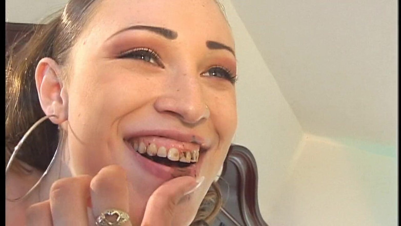 NAUGHTYPOLSKA: Cantik berambut coklat berusia 18 tahun mendapat kacau di atas meja