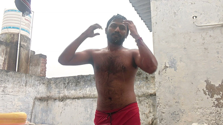 KUMBHA MANOJ KUMAR: Xhard - Badezimmerreinigung im dorf