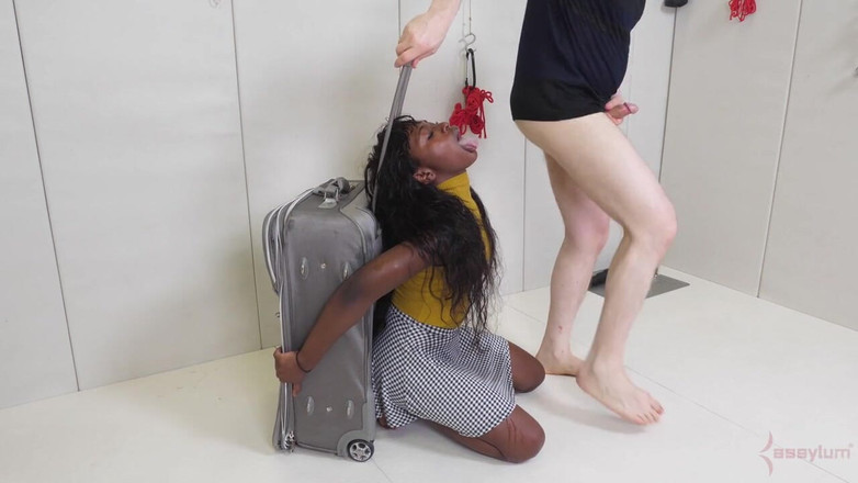 Assylum & Slavemouth: Schwarzer sklave bedient ihren sadistischen dom in seinem koffer