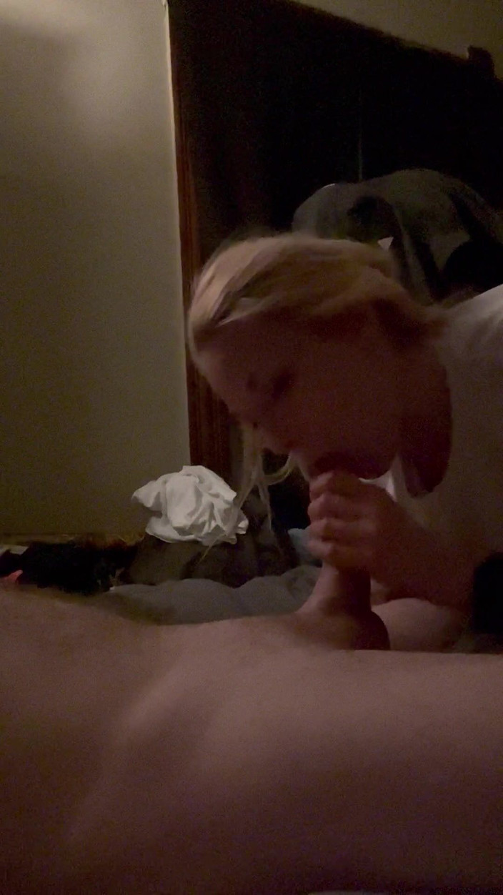 SargeantFOXyLady: Une petite amie blonde sexy suce son mec