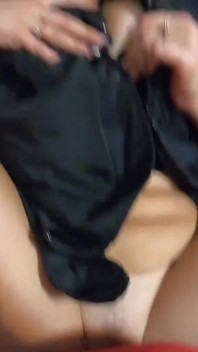 มิลฟี่คัลล่า เอาเข้าปาก ท่าโดกกี้ แล้วแตกใส่เสื้อกันหนาวสีดำยาว 183