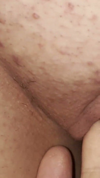 나는 그녀의 팬티를 벗고 그녀의 보지를 마사지한 다음 그녀의 질에 내 자지를 밀어 넣고 그녀를 따먹기 시작했다.