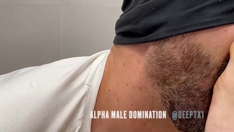 Deeptx1: 阿尔法男性操我的喉咙和尿在我的脸上