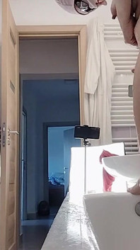 セクシーな妻が彼女の猫の毛を剃る