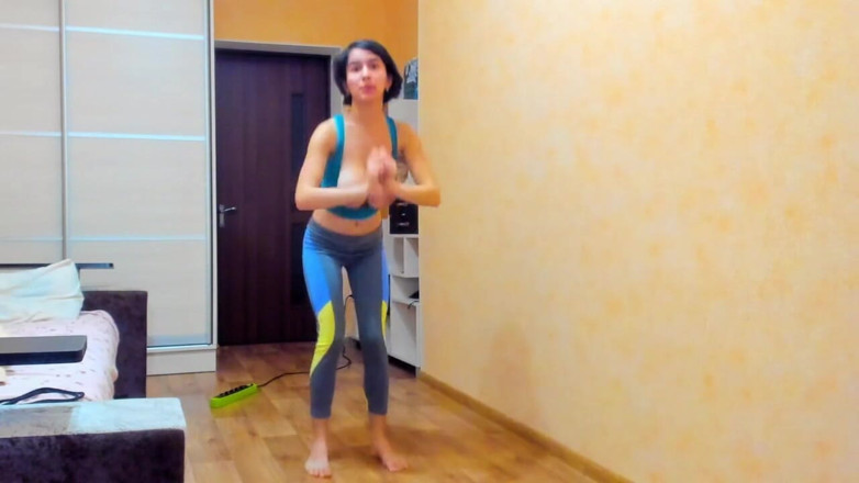 myla_angel: Gimnastică în îmbrăcăminte sportivă și goală, supt de țâțe, plimbare goală