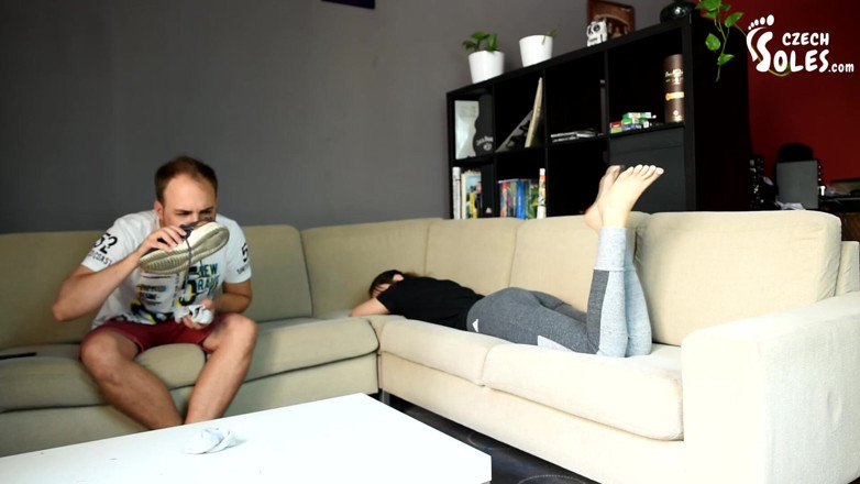 Czech Soles - foot fetish content: 汗まみれのアジア人の足、靴下、靴の臭い