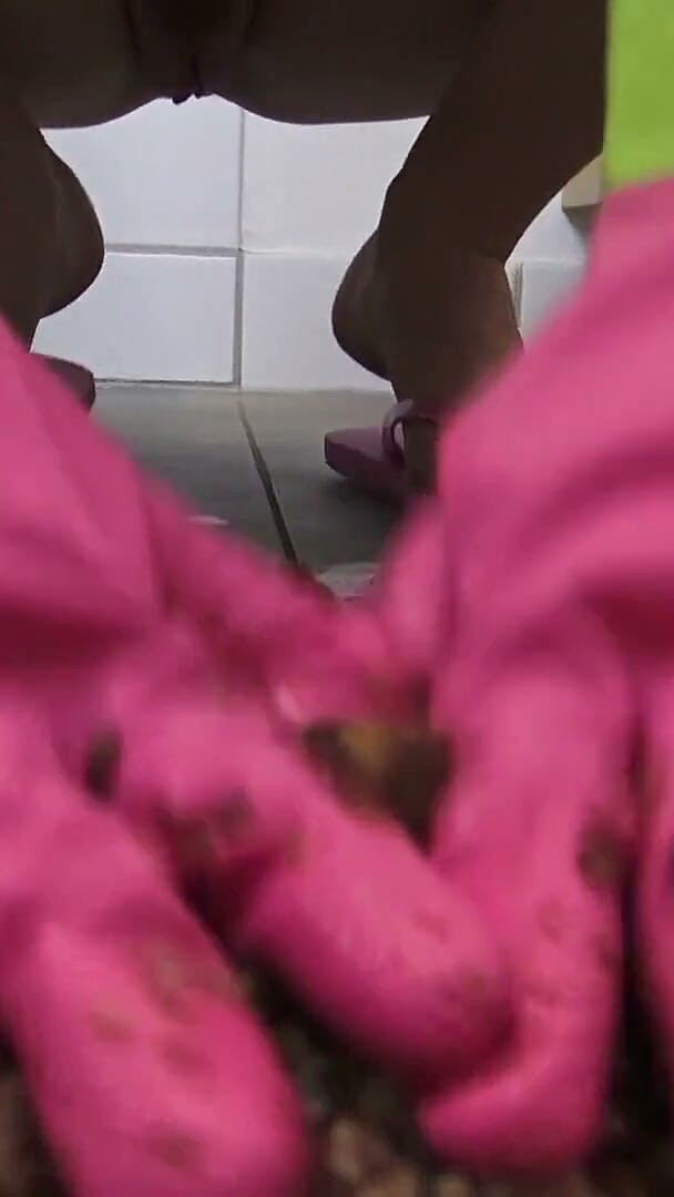 Solo Austria: Piscio teen princess kitty prepara una torta per te