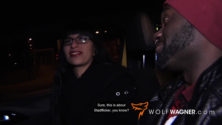 Wolf Wagner Com: Zeyna är en kuksugen emo-tjej och blir dogged utomhus!