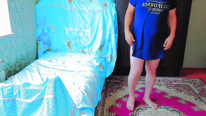 Kitty_Cross: ふわふわの大きな椅子に横向きに座る遊び心のあるシシー