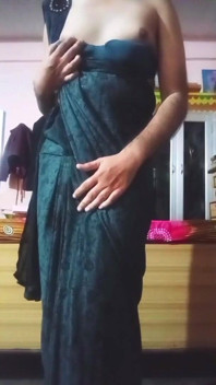 Indian Gay Crossdresser Bottom Naciskając I Bawiąc Się Swoimi Dużymi W Czarnym Sari Prawdziwy Domowy Seks XXX