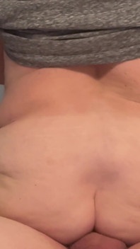 자지를 따먹고 사정할 때까지 후장 따먹히는 걸 좋아하는 미시!