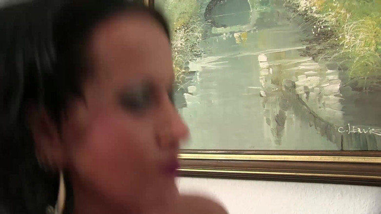 Bizare & Extreme: Pikzuigende brunette milf wordt geneukt in haar natte kut