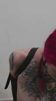 Solo-gefesselter und mit klebeband geklebter Sybian-ritt