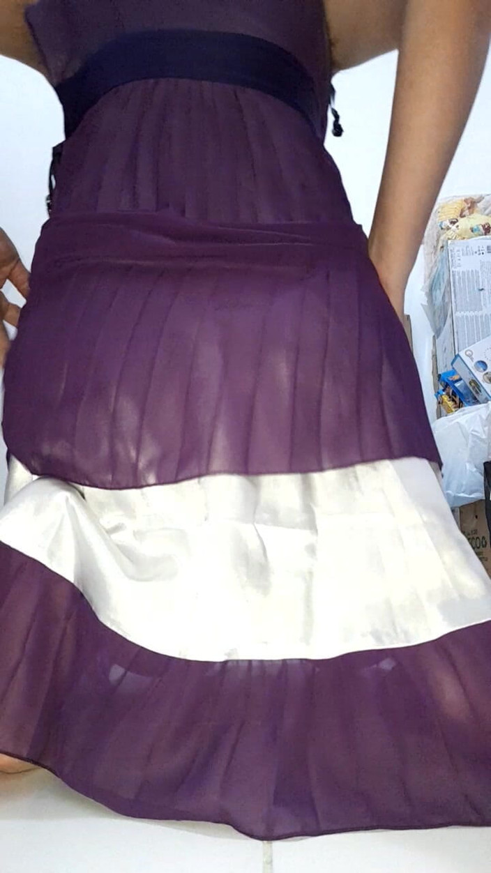 Naomisinka: Asijský crossdresser saténové chiffon šaty potěšení ze spermatu