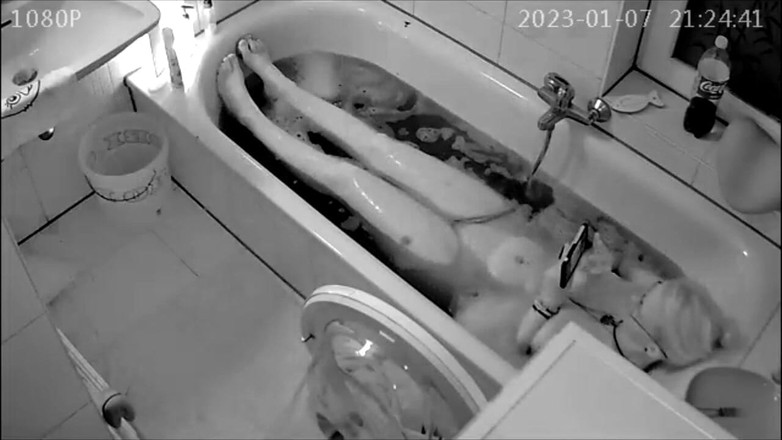 KittieNoOne: Beim entspannen in der Wanne erwischt