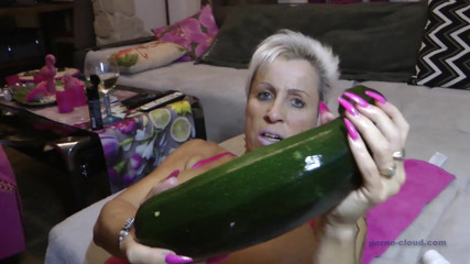Porno Cloud: Vanessa a velká okurka