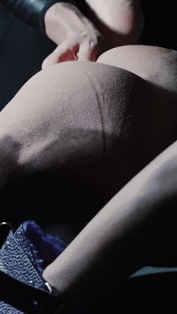 그는 내 다리와 손을 묶고 부드럽게 마사지해 나를 만들었다