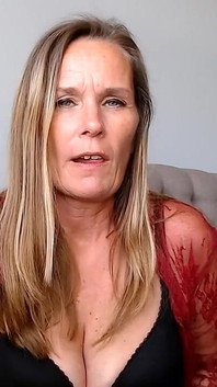 これがあなたの毎週のビデオです-汚い売春婦の継母は、彼女がどれだけのふしだらな女であるか、そして彼女がフェラチオを愛しているかを教えてくれます