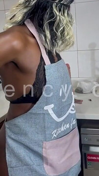 Cozinhar sozinho vem com tentação muito quente para terminar de cozinhar 13 min