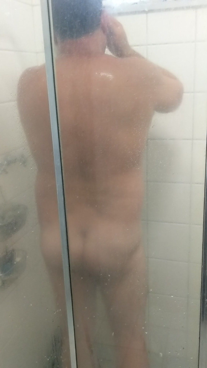 Clam rubber: Nadržený muž se sprchuje