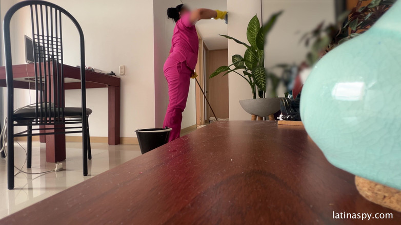 Latinaspy: Služka s obrovským zadkem čistí Apt Pak honí svého šéfa část 1