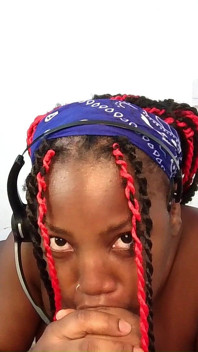 Toto malé ghetto ebony Thot miluje, když tráví noc ve svém pokoji hluboko v krku robertkem, potřebuje sperma v ní - Mastermeat1