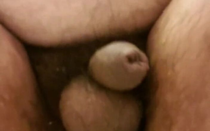 Chunky Belly Boy: シャワーでお腹が揺れ、ディルド