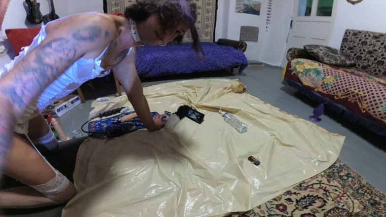 Sisssyl: 用假阳具的丰满屁股