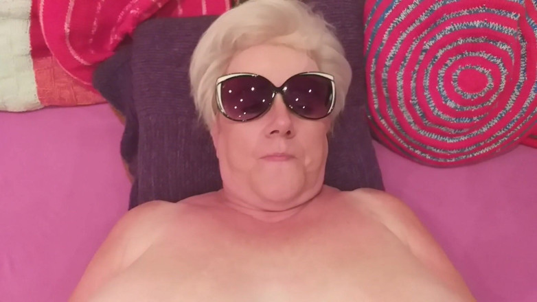 PureVicky66: Orgasmo duro con la nonna