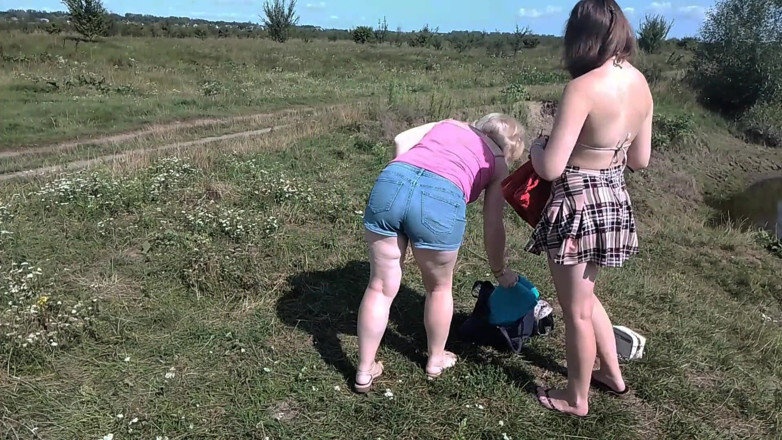 Assol: 熟女熟女と若い女の子が裸のビーチで日光浴をする裸のお尻巨乳大きなお尻天然のおっぱい