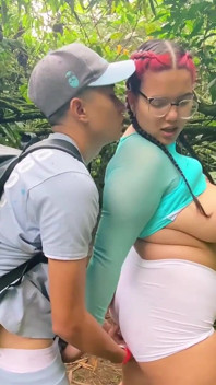 숲에서 안경을 쓰고 훈련하는 통통한 창녀는 낯선 사람이 바지를 찢어 버릴 수 있게 해줍니다.