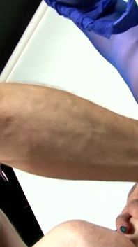 หญิงวัยกลางคนผมแดงเย็ดแล้วโดนกำมือรูหี