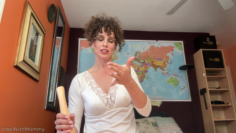 VibeWithMommy: 淫荡视频博客继母乱搞大学男人