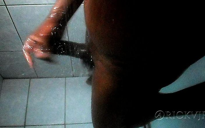 Rickvjr: Masturbarse en el baño 'sobre tiro'