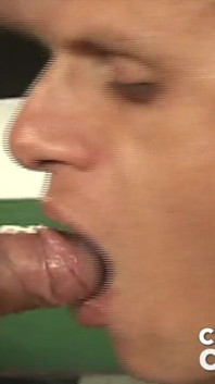 Un garçon hétéro accepte de sucer une bite et de baiser son ami gay