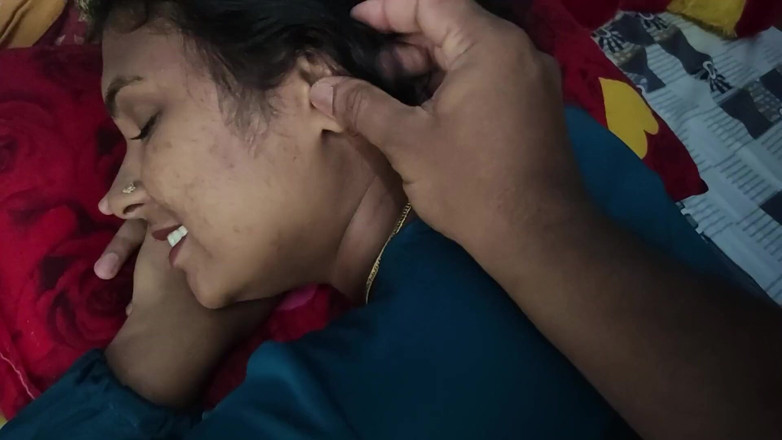 Vaigavarun45: Bini moden seksi panas dikongkek di katil oleh kawan lelakinya