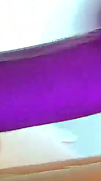Guarda Veevee succhia e scopa i suoi dildo