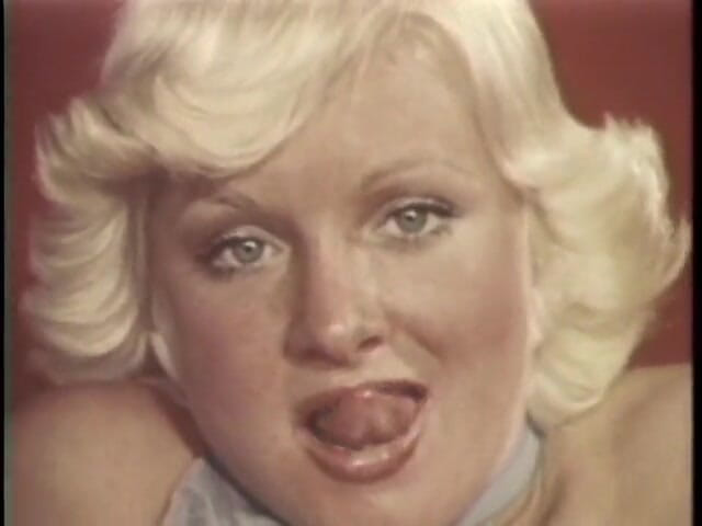 Xtime Network: Vintage porno: geweldige blondine is zo boos bij het zien...